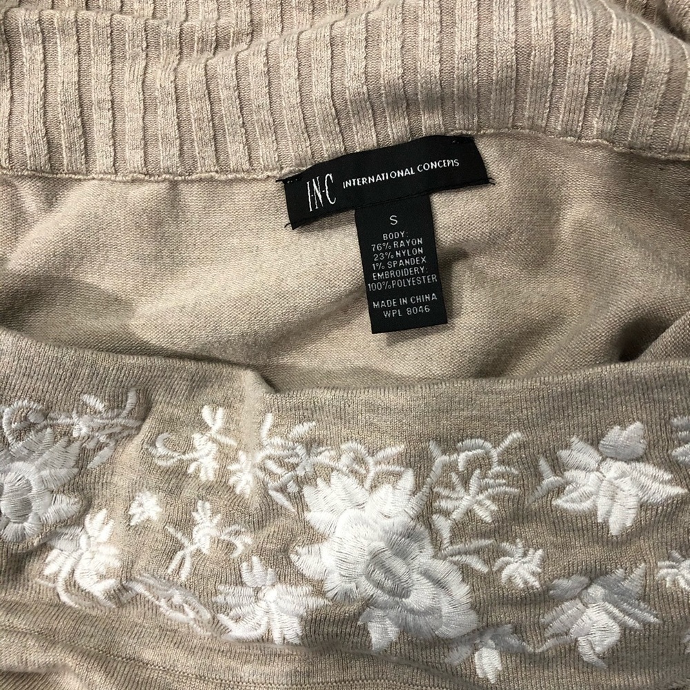 Embroidered off the shoulder long sleeve Top - Picture 5 of 5